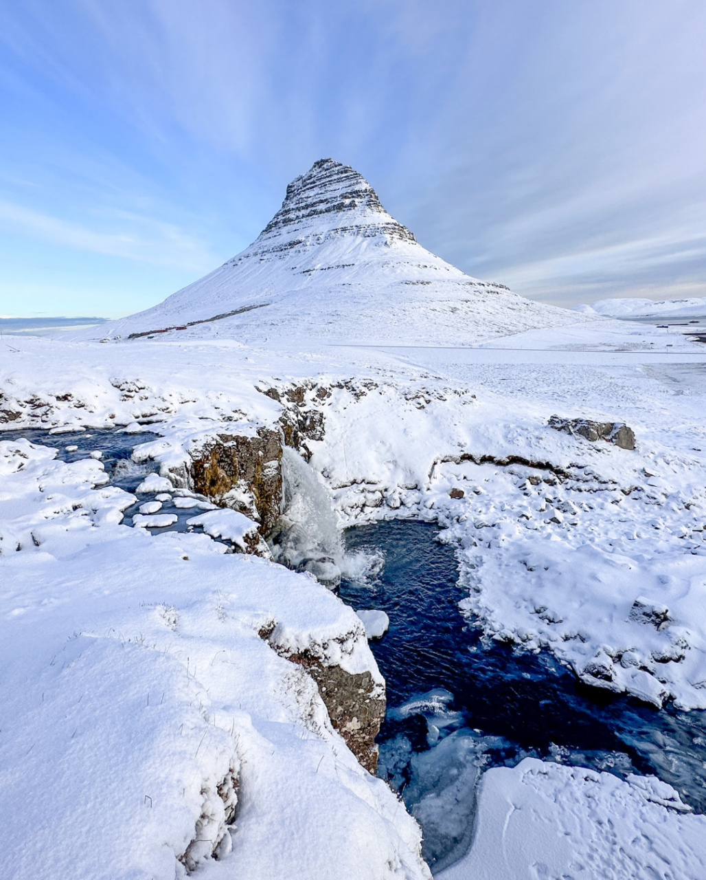 冰岛名片教会山,因为特别像一个帽子 所以又叫草帽山 从北边开了八个