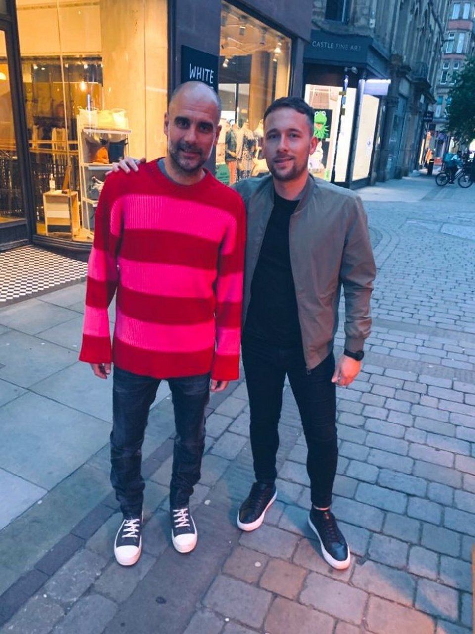 一位记者在曼市街头偶遇瓜迪奥拉,这身穿搭什么水平?[喵喵]