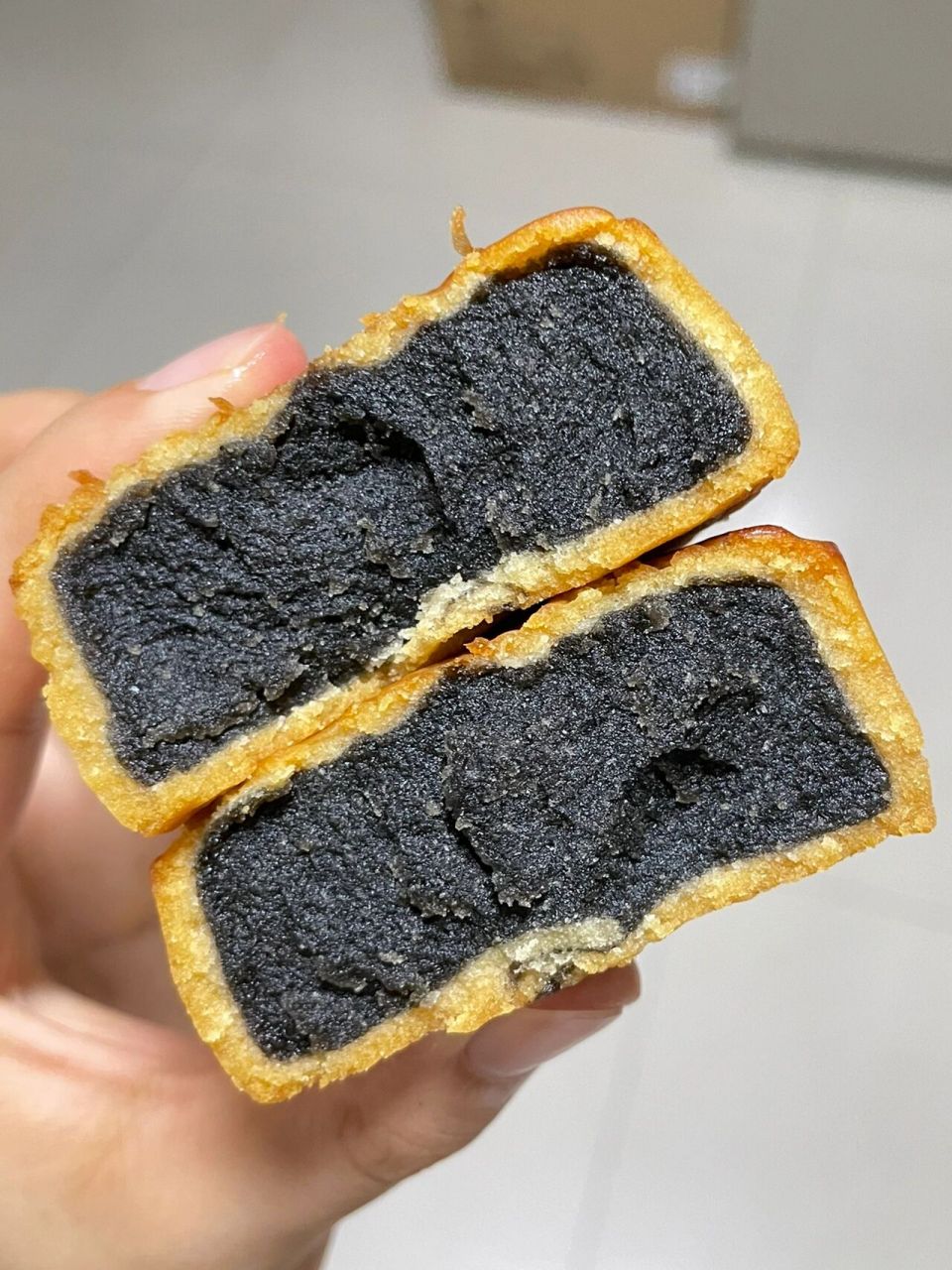 吃完一个不会腻,就是外皮油了些 目前只吃过这一种黑芝麻月饼,大家有