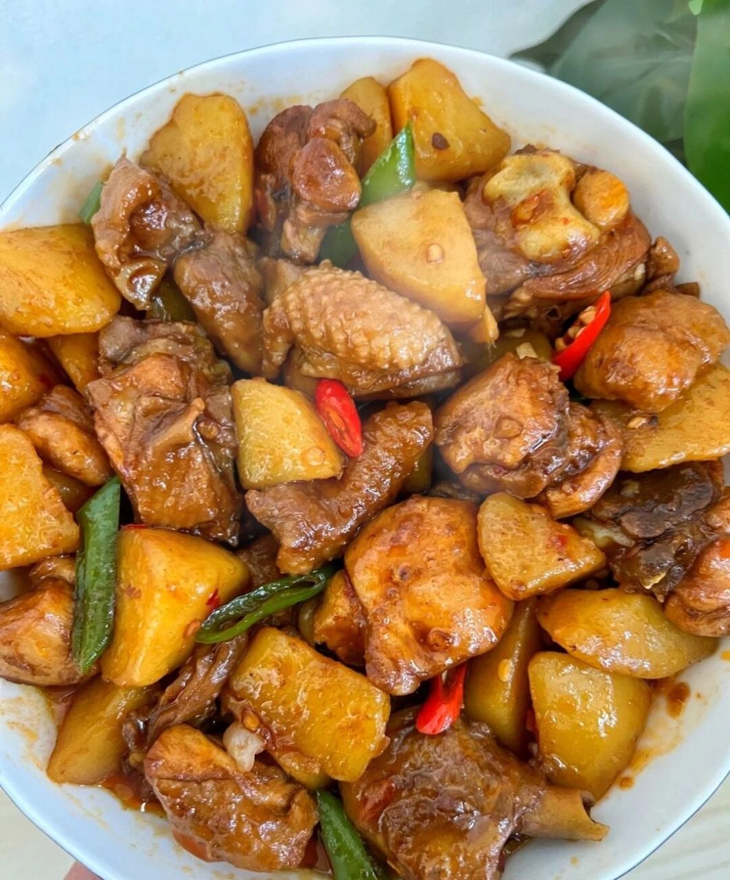 食材 鸡边腿600g,土豆300g,青红辣椒各2个 做法 1.配