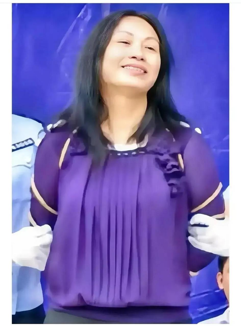 2012年,公审大会上,一名叫方瑞凤的死刑犯,尽管她被五花大绑,可是她的