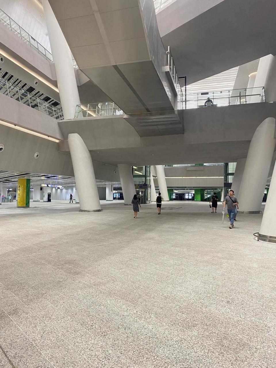 地铁站去过不少,印象里就是狭窄,人挤人,但深圳黄木岗站刷新了印象