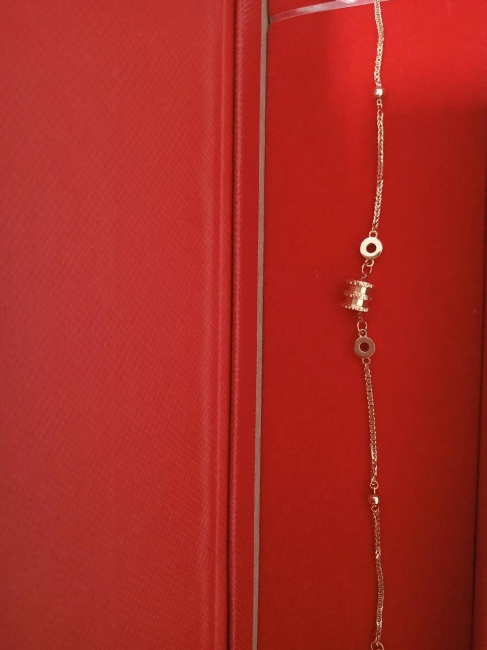 想知道大家买的18k金多少钱一克(市场价)  前一阵买的18k金手链400元