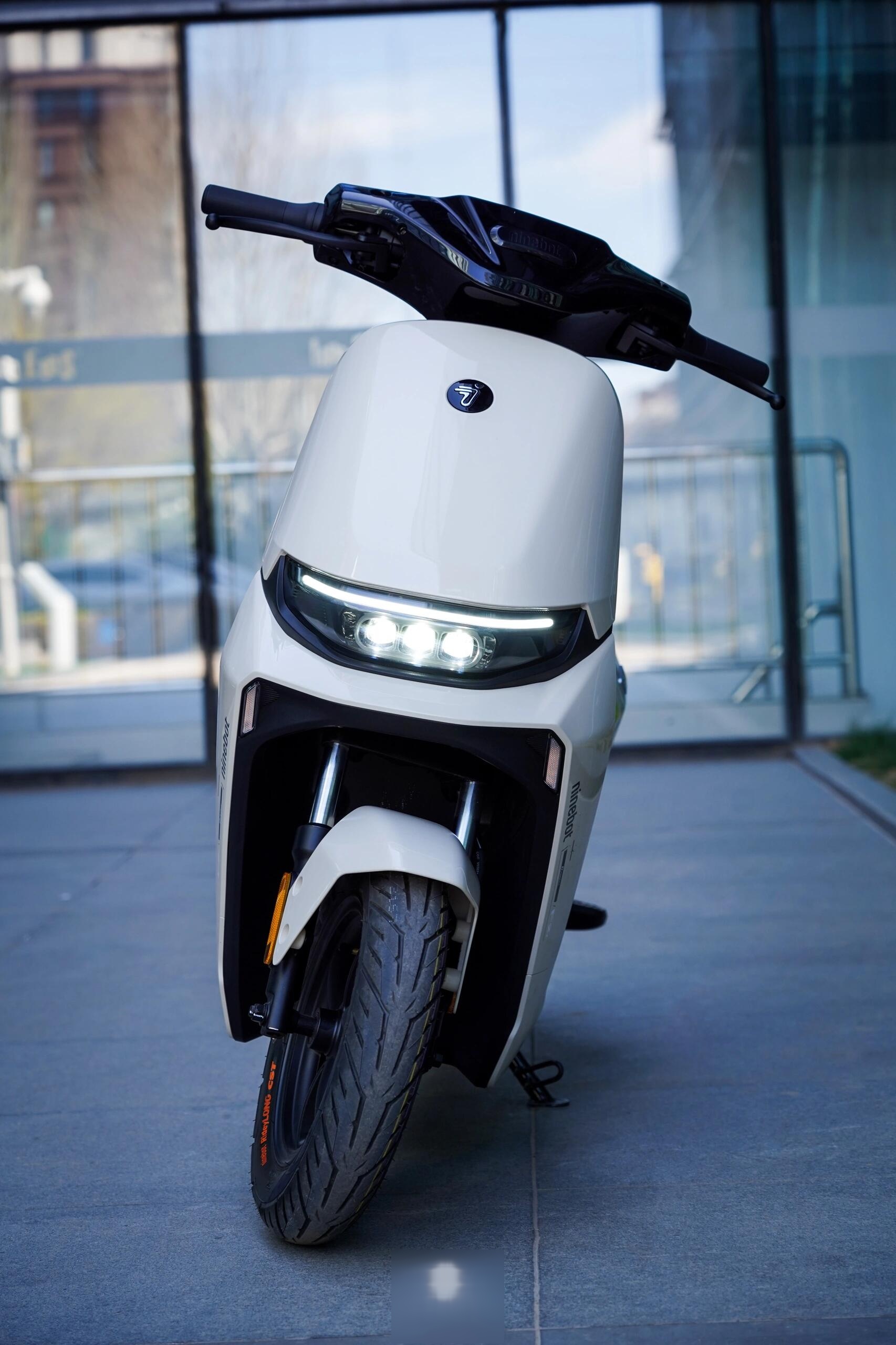 电动车图片大全大图,九号f2z,110颜值很高哦,请查收高清大图!