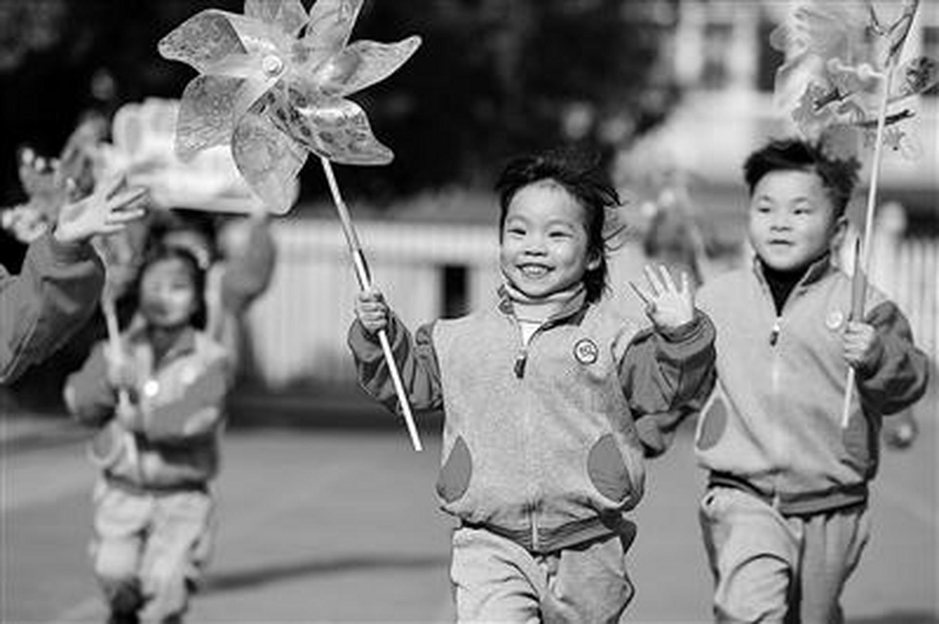 近日,浙江省湖州市长兴县泗安镇中心幼儿园开展"春暖画开,幼见