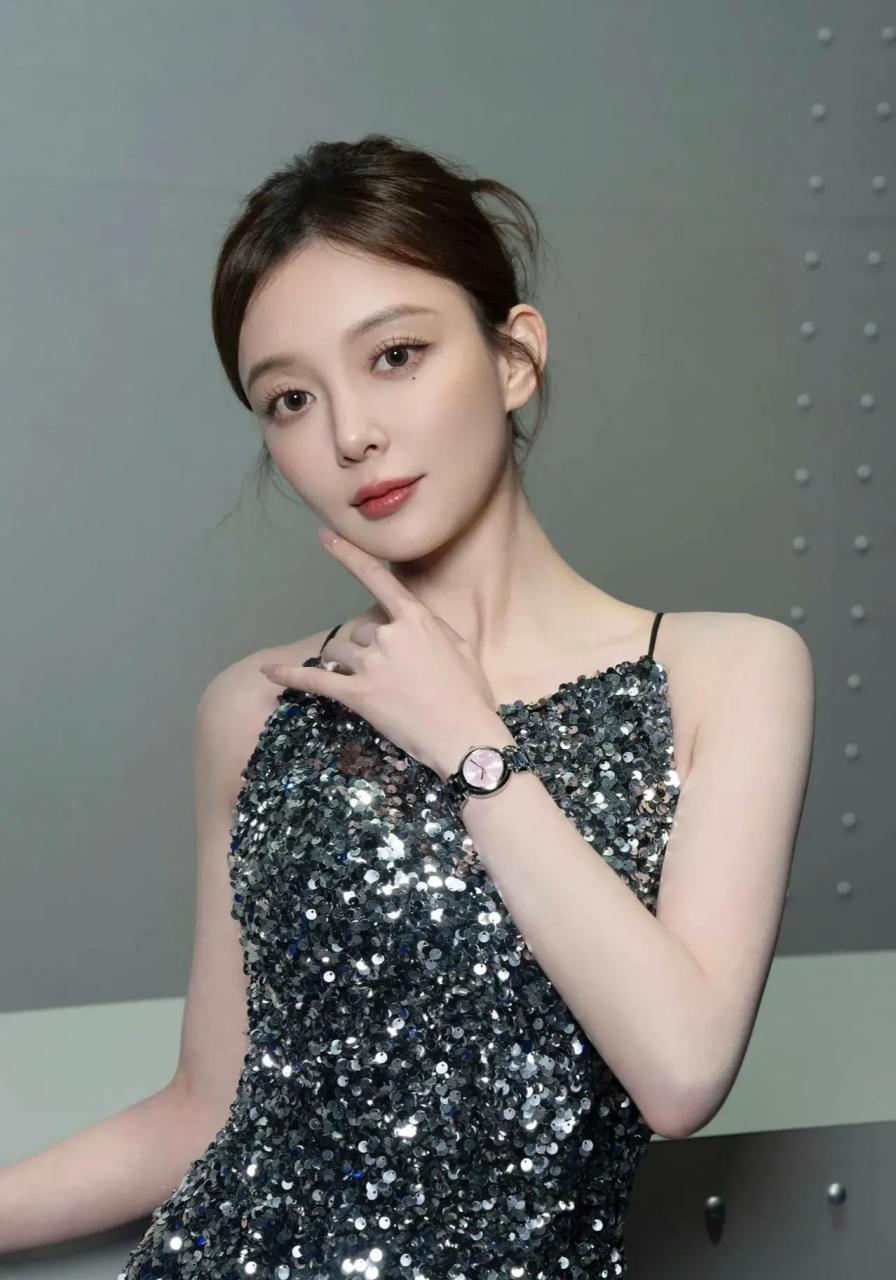 才女汪小敏集智慧与美貌于一身,唱的《笑看风云》青出于蓝而胜于蓝,令