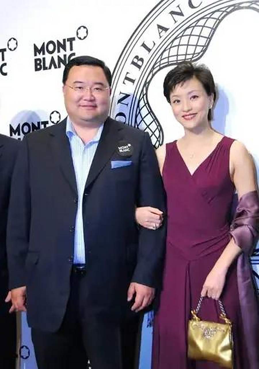 1994年,26岁的杨澜坚决和在银行上班的丈夫张一兵离婚,一转身就嫁给了