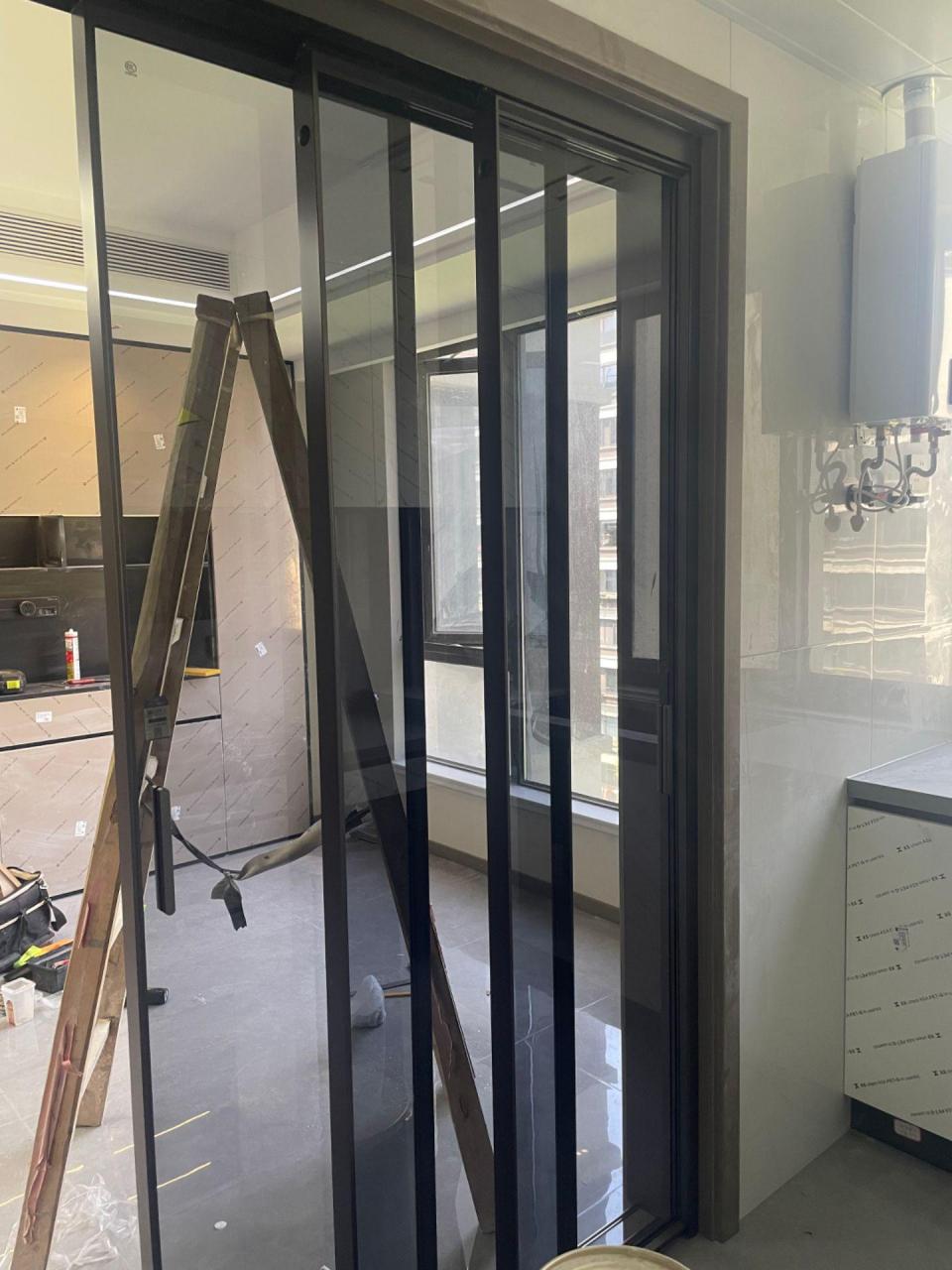 厨房三联动推拉门已装好,选的单灰玻加月光灰加两个阻尼器,你们都是