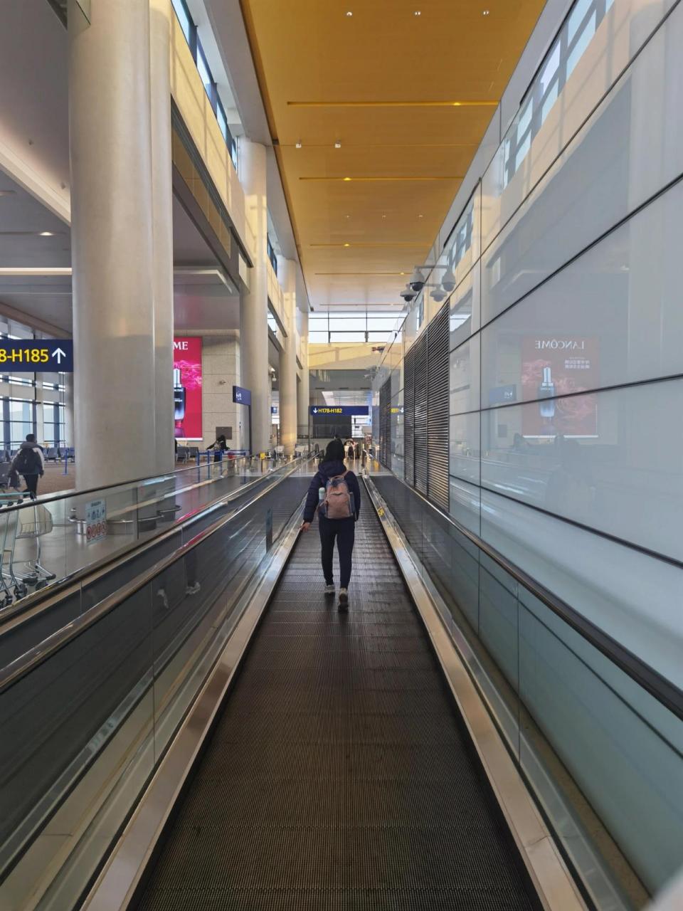 浦东机场t2航站楼去卫星厅最快登机攻略 三年春节没能出门了,终于可以