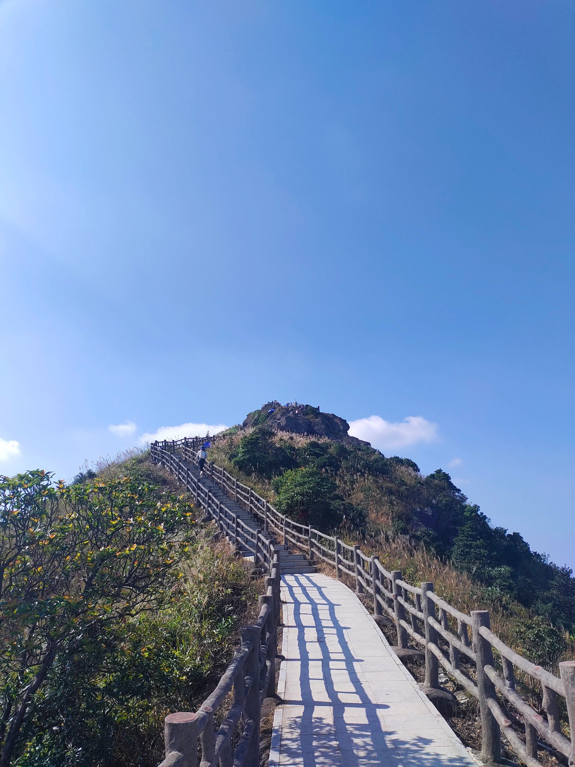 关于停车和乘观光车:我是自驾过去的银瓶山谢岗景区,共有两个停车场