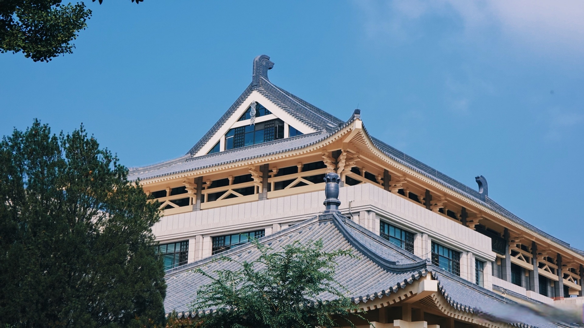 北京大学建校125周年  未名博雅,家国天下, 学堂门启,北大常新.