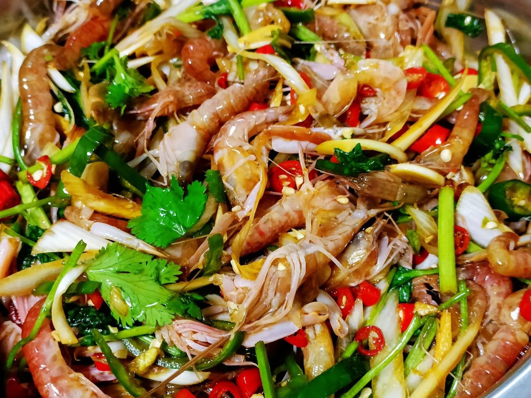 生拌嘎巴虾 一年一季的嘎巴虾来了,怎可错过 【准备食材】嘎巴虾1斤