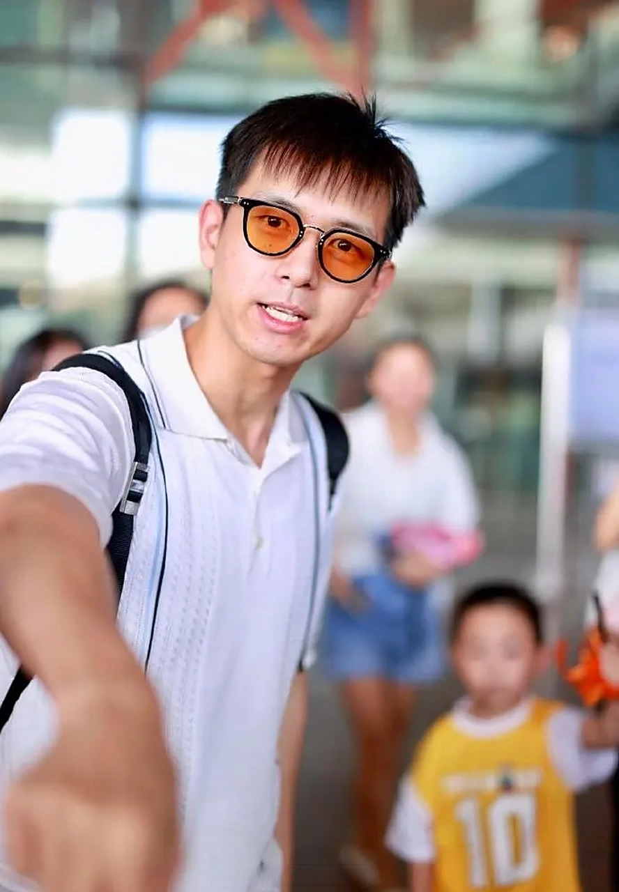 李现最新机场生图,这个发型好一言难尽,真的很普男.