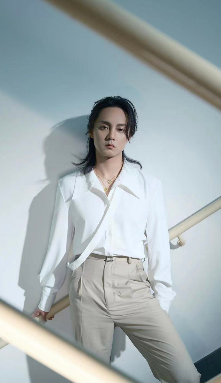 尹正的新造型来啦!尖领白衬衫,金项链,金耳环,长发披肩,好美啊
