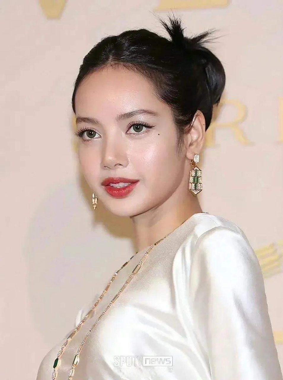 没有了刘海修饰的lisa,完全就是个东南亚面部特征明显的普通女生[捂脸