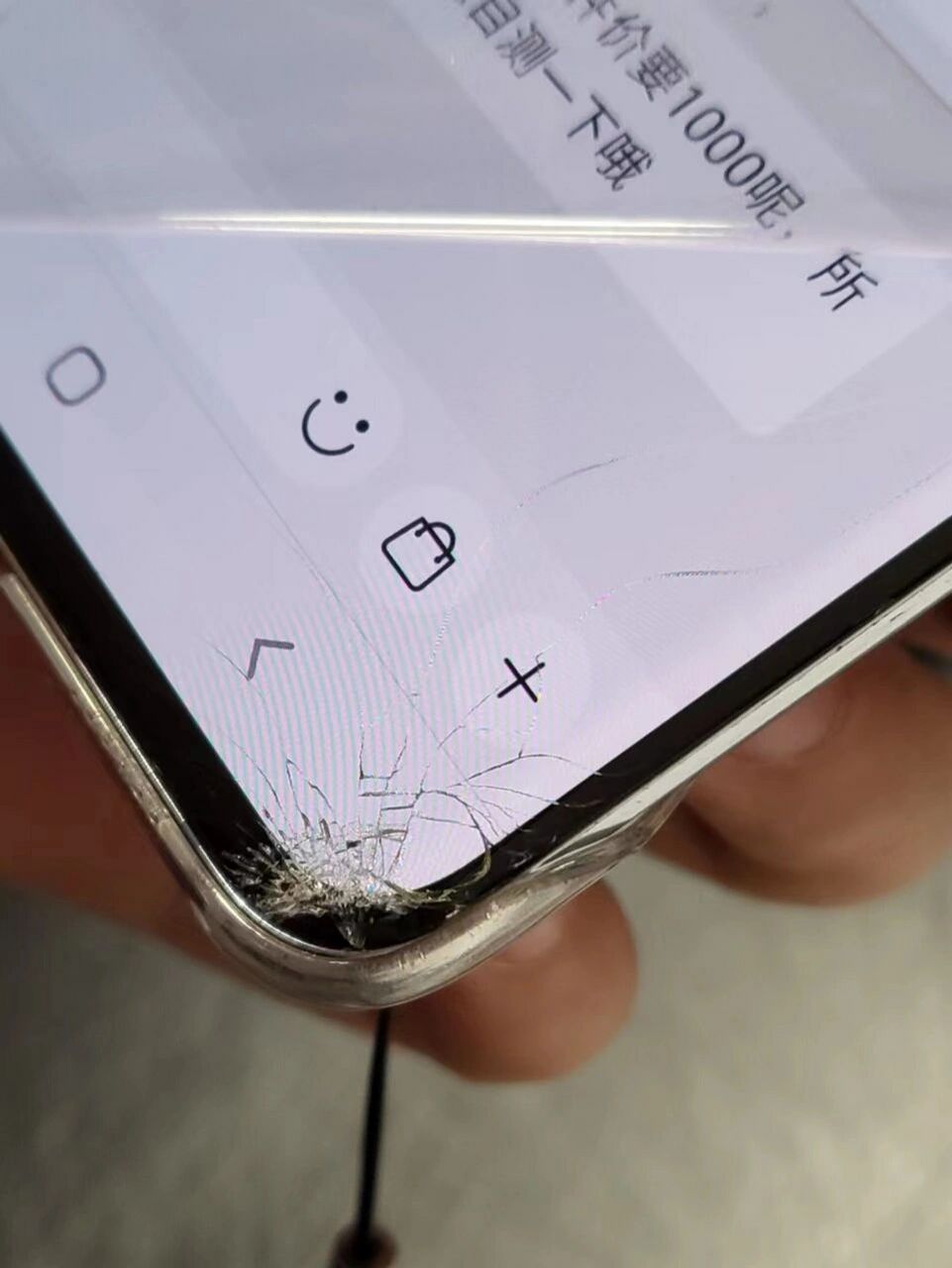 三星s20碎屏 手机不小心掉地上了,结果就碎了好喜欢这个手机,用了差不