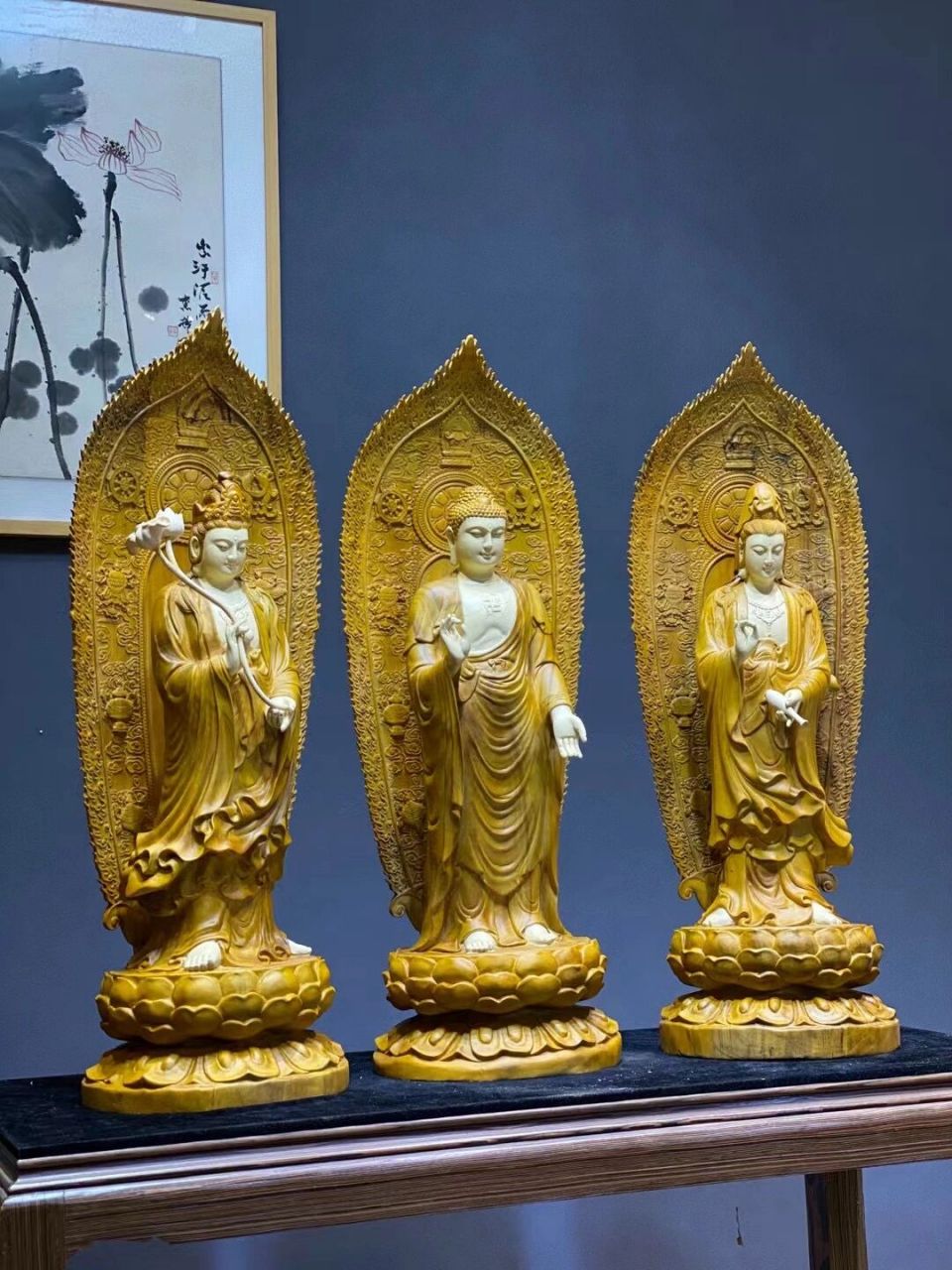 西方三圣 【品名】"西方三圣" 【材质】香樟木 【简介】雕工精湛,立体