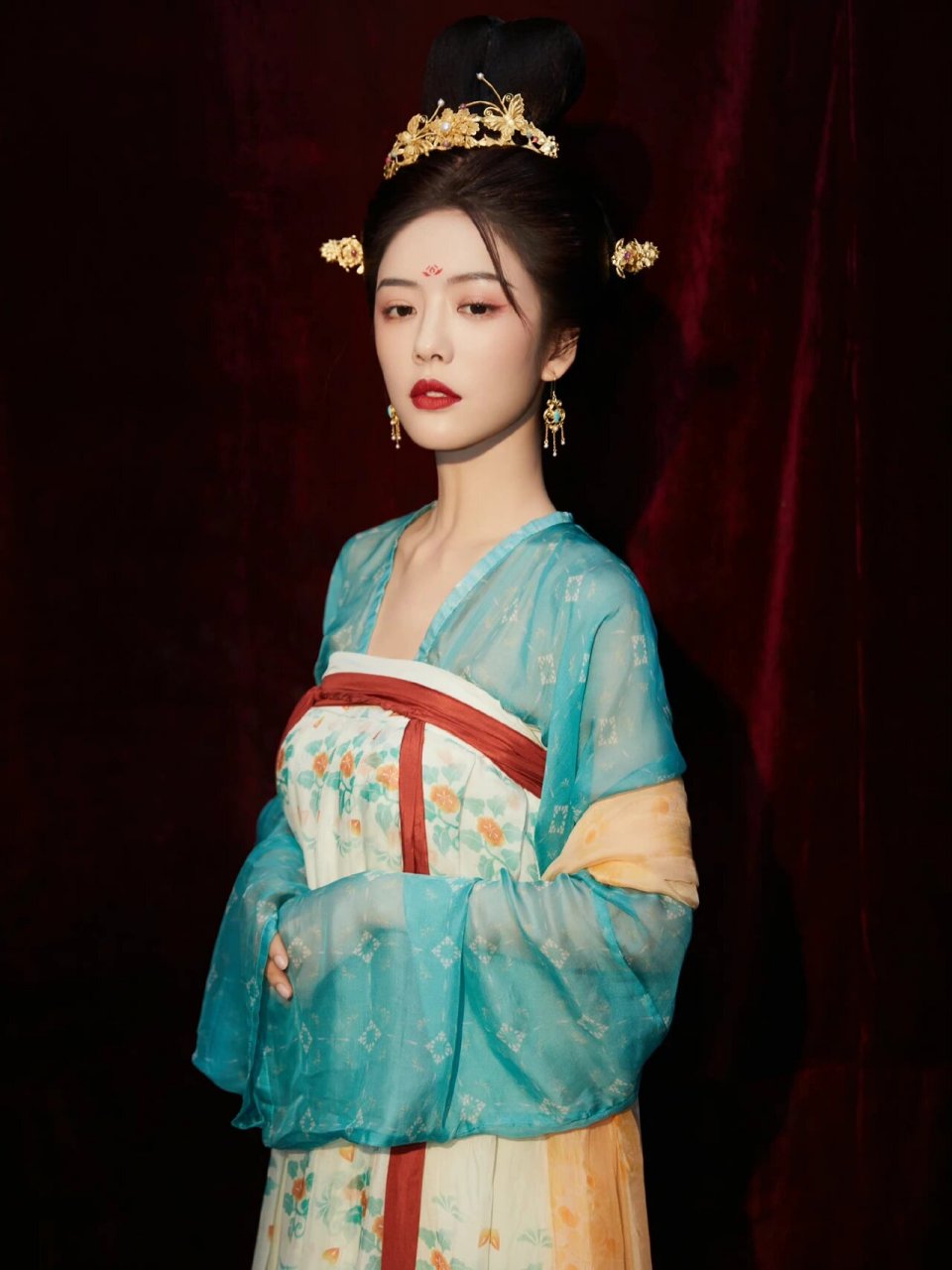 蔡文静和白鹿《快乐大本营》古装造型,身穿一片式真丝齐胸连衣裙