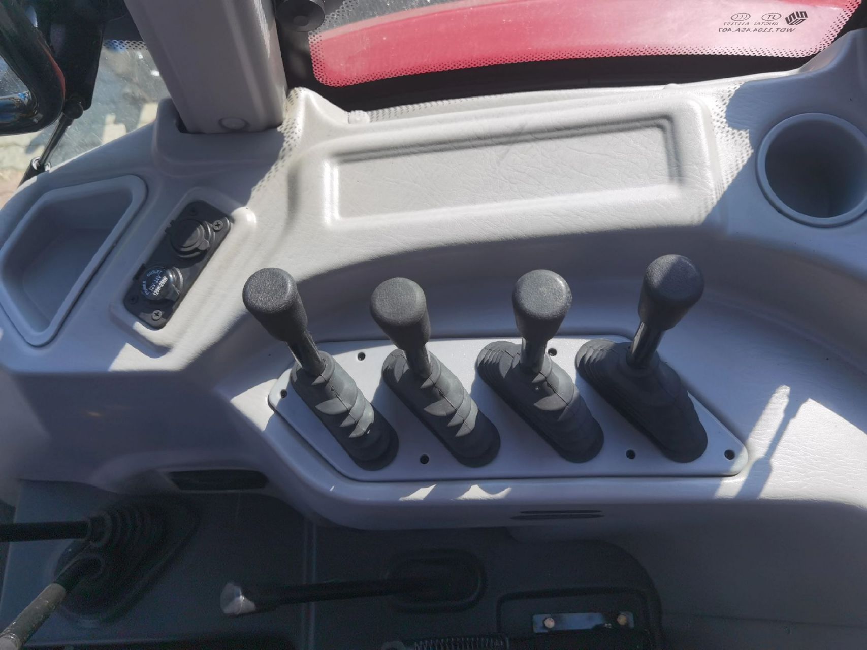 沃得奥龙wg2204拖拉机 ◎采用 32 32档(带爬行档),档位选择多,适用