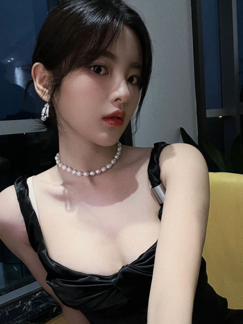 这套吊带连衣裙造型也太辣了 杨超越今晚直播造型,原来那件丑大红外套