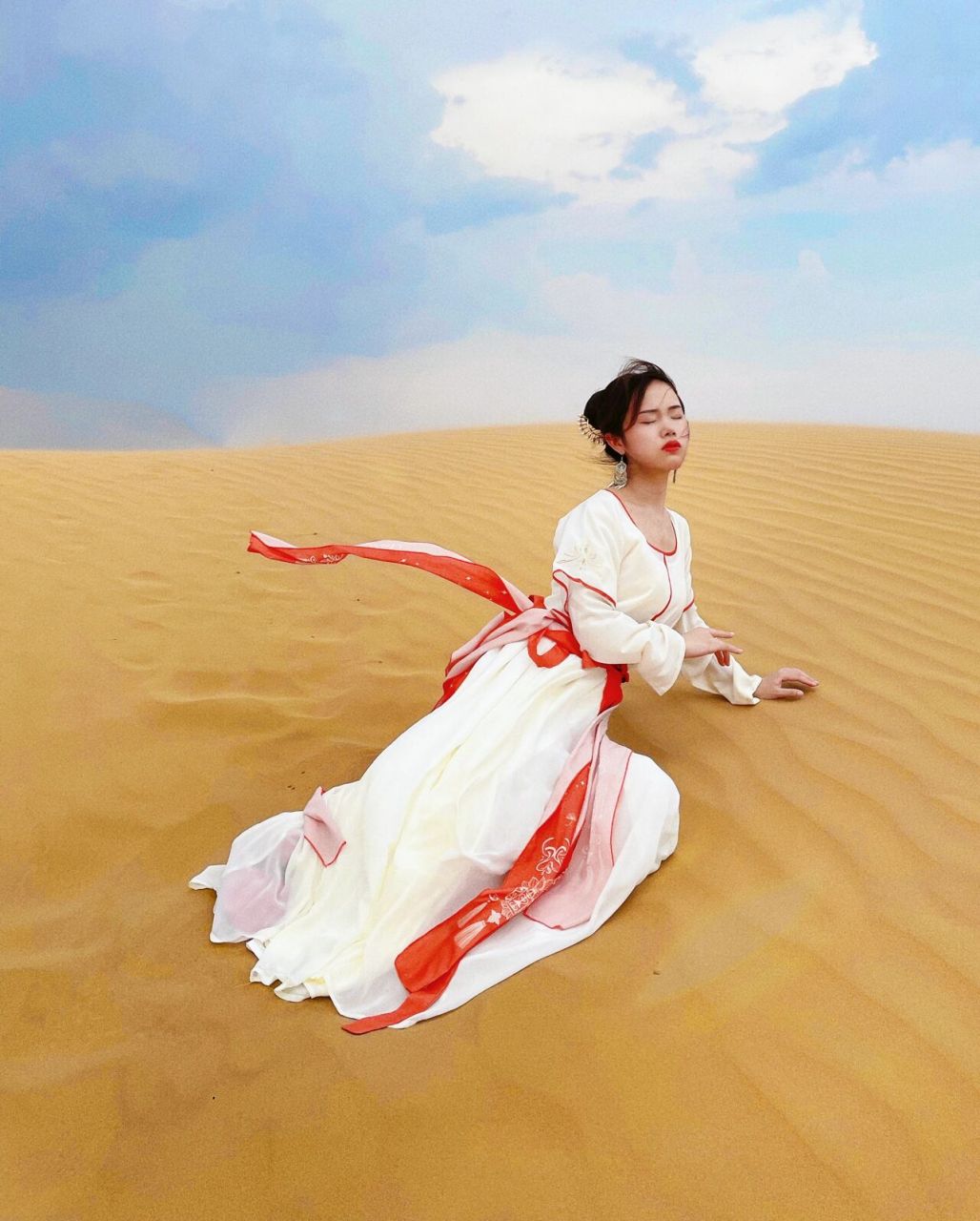 内蒙古旅游 草原 火山 沙漠 穿搭分享 草原配jk 白裙 火山租宇航服