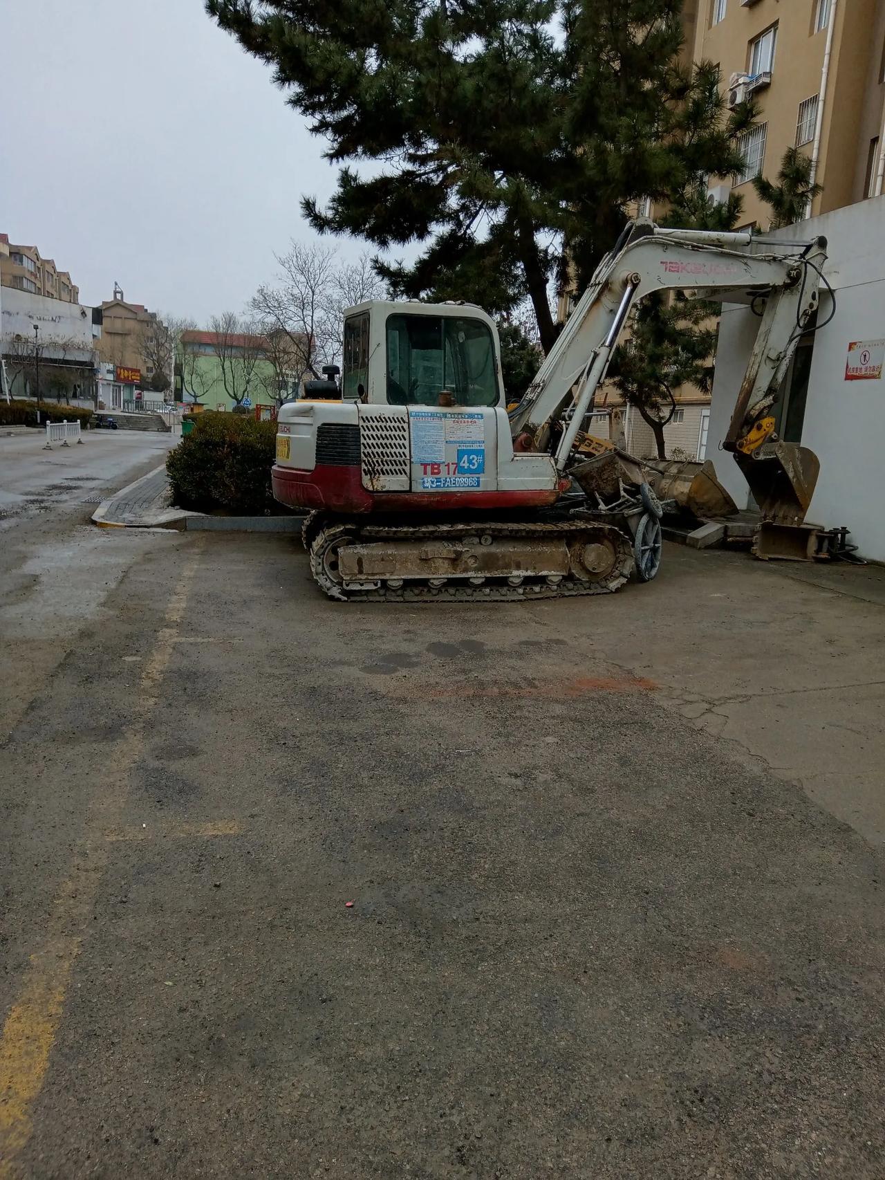 万能生活指南工程用的小型挖掘机这机器小巧玲珑用处大使用起来特