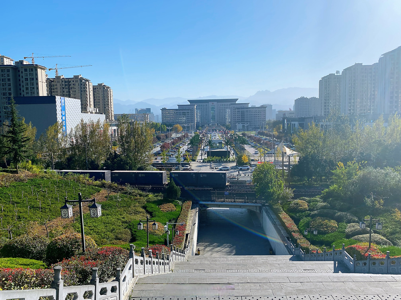 宝鸡盛世广场在金台区行政西路和陈仓大道交叉口北150米,是个休闲娱乐