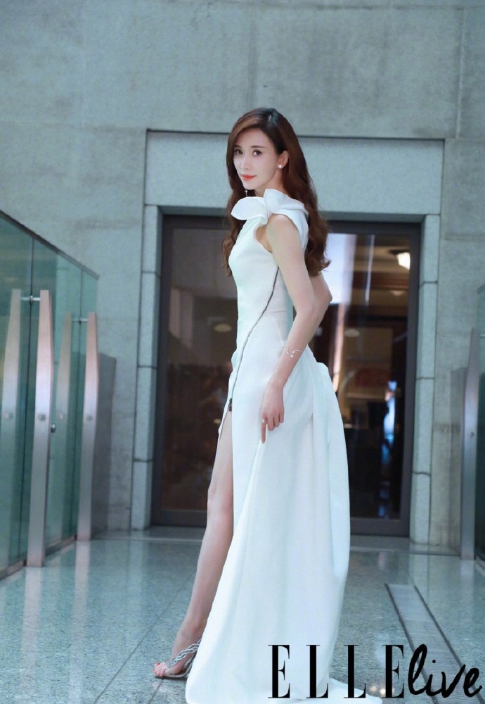 8月7日,有杂志公布了一组@林志玲 的封面写真图,身穿白色连衣裙身段