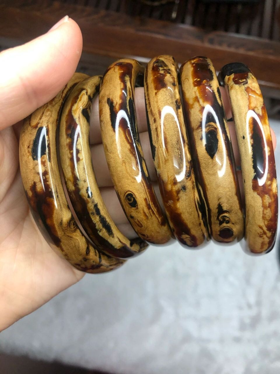 黑珊瑚海柳血柳手镯 海柳手镯的功效 1,抗衰老 海柳手镯质地温润,不仅