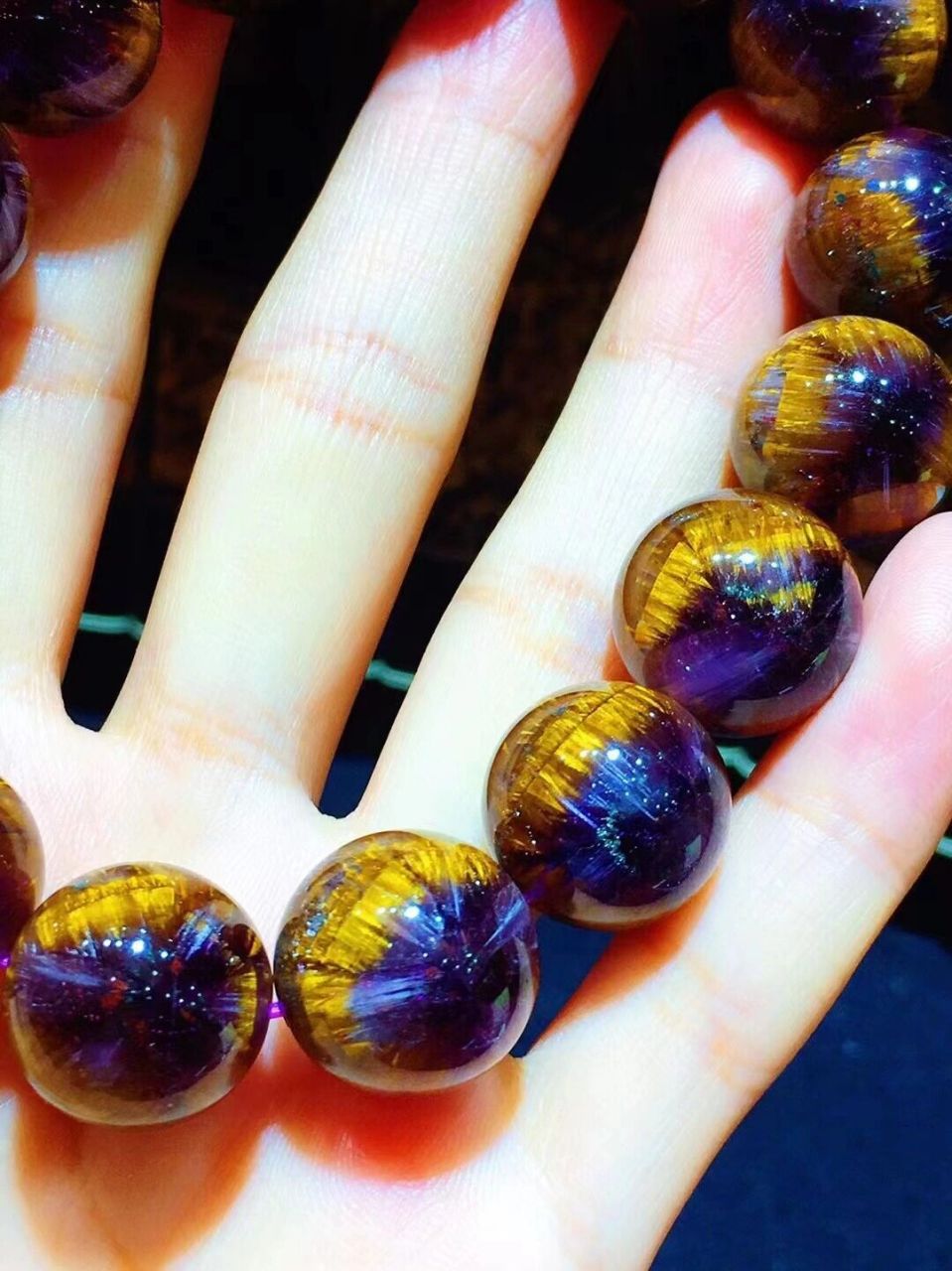 高品质极品极光23紫钛花(魔眼)(能量宝石) 颜色浓郁,92钛晶呈现板状