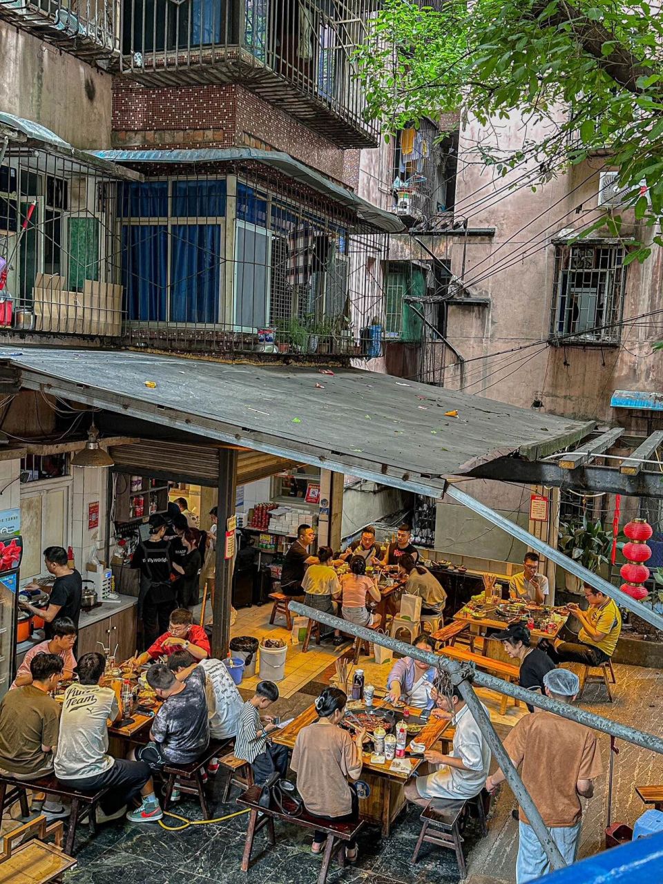 暑假来重庆一定要吃居民楼火锅!人间烟火气 #重庆老火锅# #人间烟火气