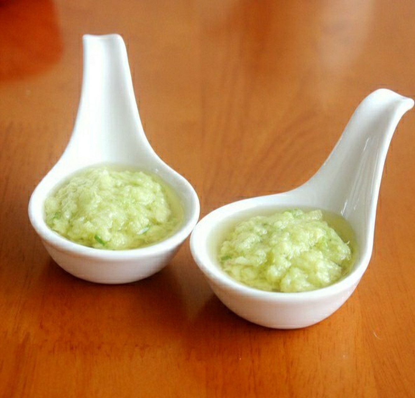 白切鸡蘸酱大全 白斩鸡蘸料的做法大全: 姜蒜葱味料 材料:姜20g,蒜20g