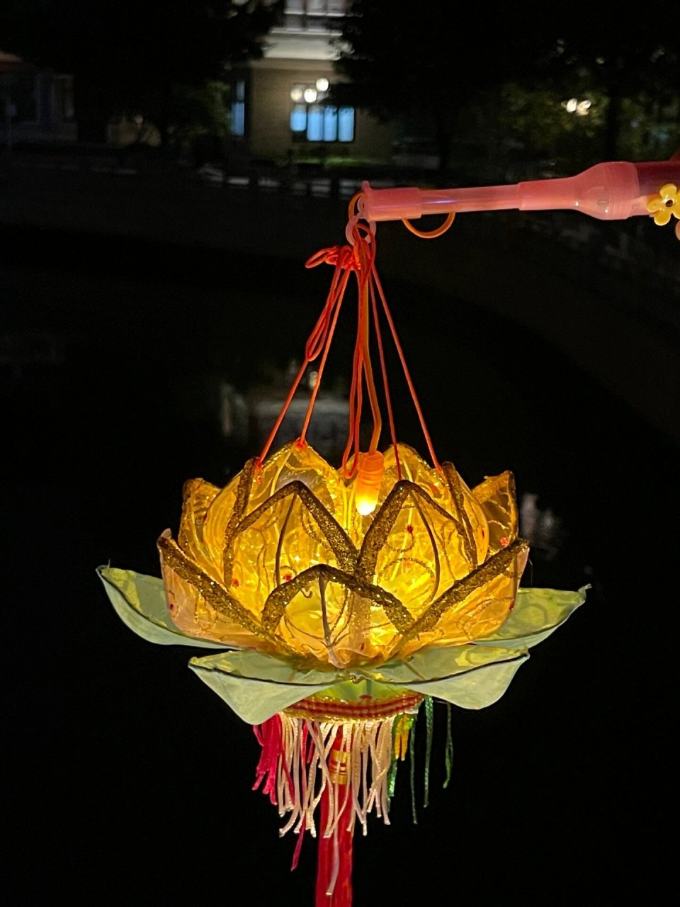 莲花灯的不止在中秋节可以使用,平时更是一件艺术品.