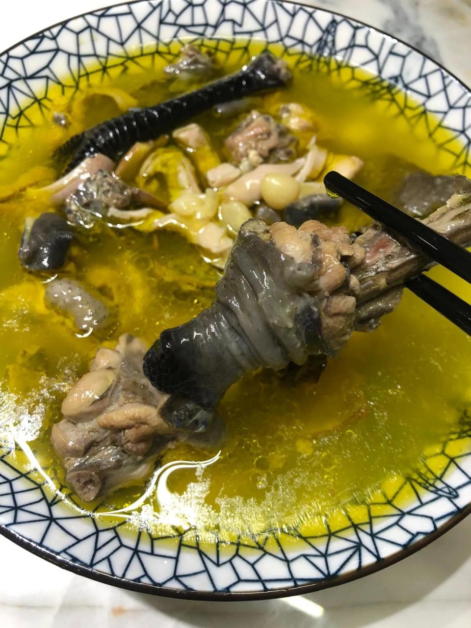 对肠胃很有帮助 今天分享下苦藠煲汤做法,土鸡和猪肚的鲜味加上苦藠