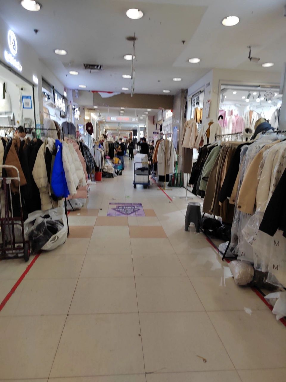 郑州银基女装批发市场现状 关注我 带你了解更多服装批发市场最新动态