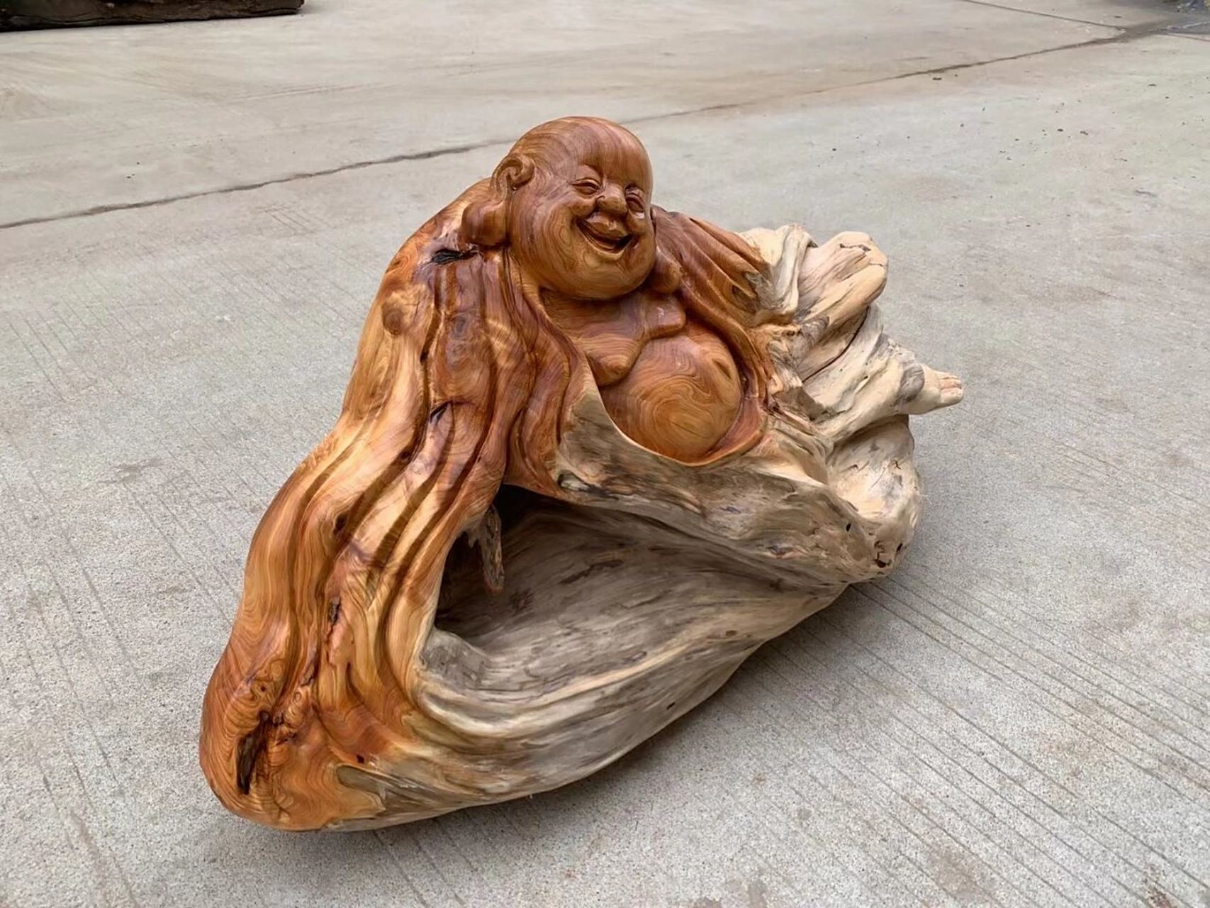 精品崖柏弥勒佛 根据崖柏天然结构,雕刻出弥勒佛的头部,使整体看起来