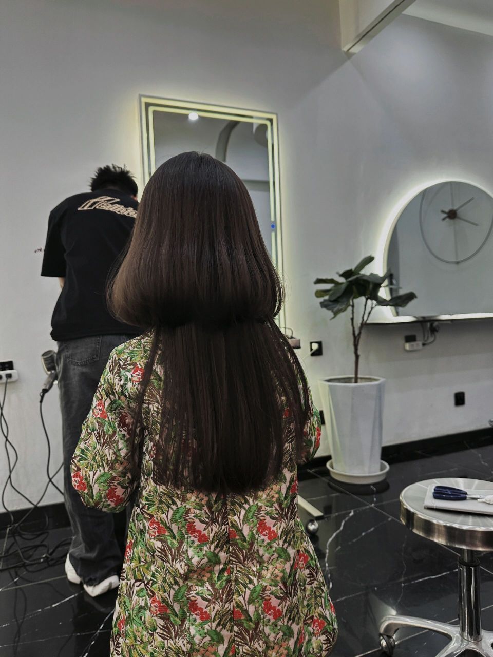 小朋友适配度绝高的发型水母头 快到长发及腰的长度,发量又多,去游泳