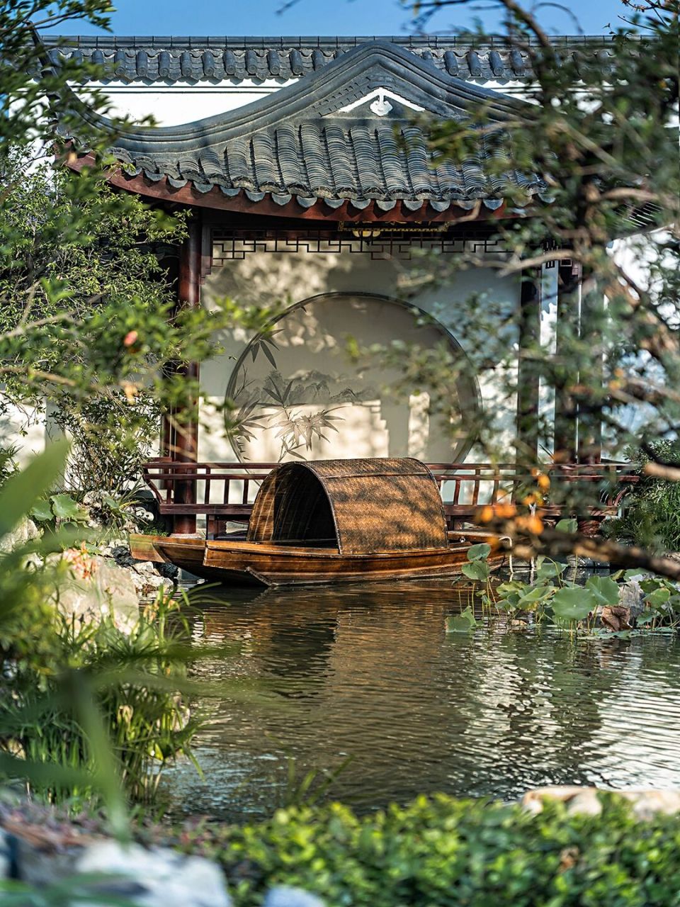 月洞——团圆和美,灵动如月 ①月门又称月洞门或月亮门,月门起源于