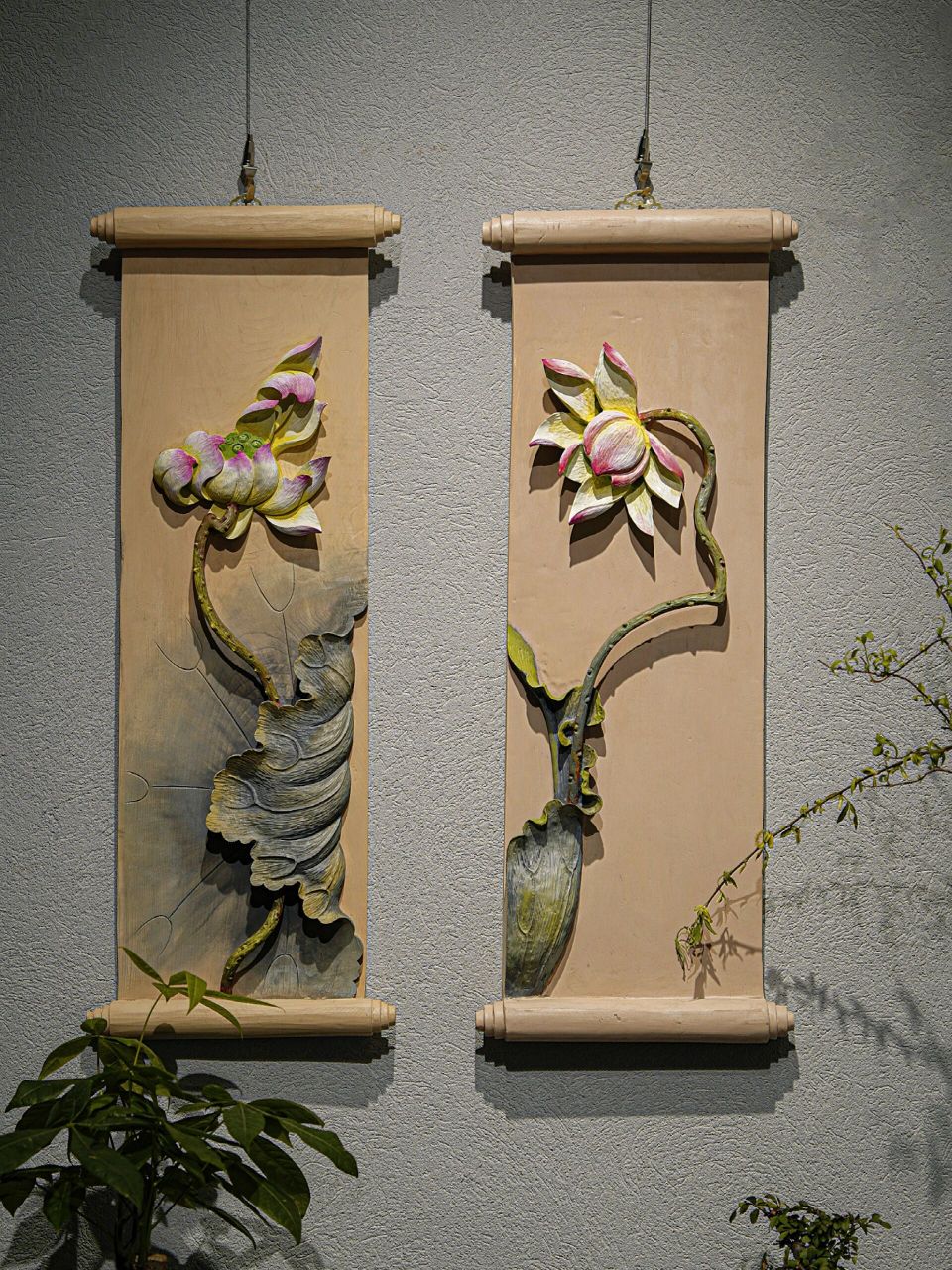 荷叶脉络清晰可见 荷花随风轻颤微卷 荷花的形象在木雕作品中很常出现