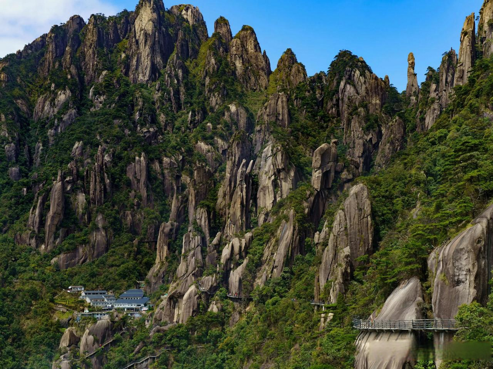 分享你相册的春天  高山峻岭,峰峦叠嶂,云雾缭绕,仿佛置身仙境.