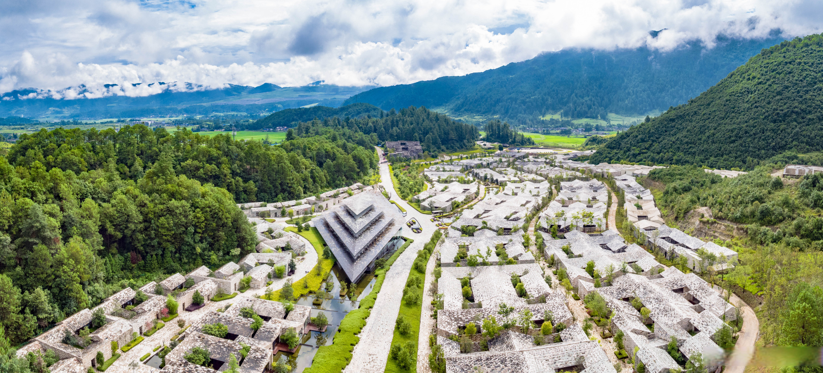 腾冲石头纪温泉度假酒店位于云南省保山市腾冲市滇滩镇云峰山风景区内