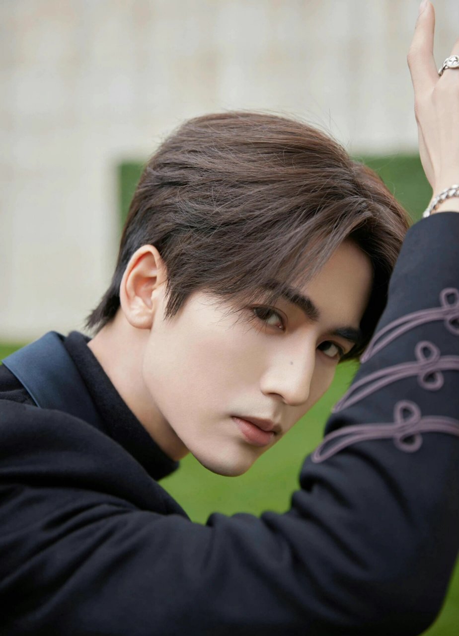 耀眼的迪奥贵公子张凌赫 #张凌赫# #壁纸# #高清壁纸# #张凌赫迪奥