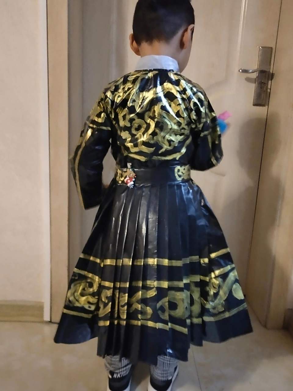 男宝环保时装秀,塑料袋汉服 接到老师的消息就开始考虑材料,小男孩