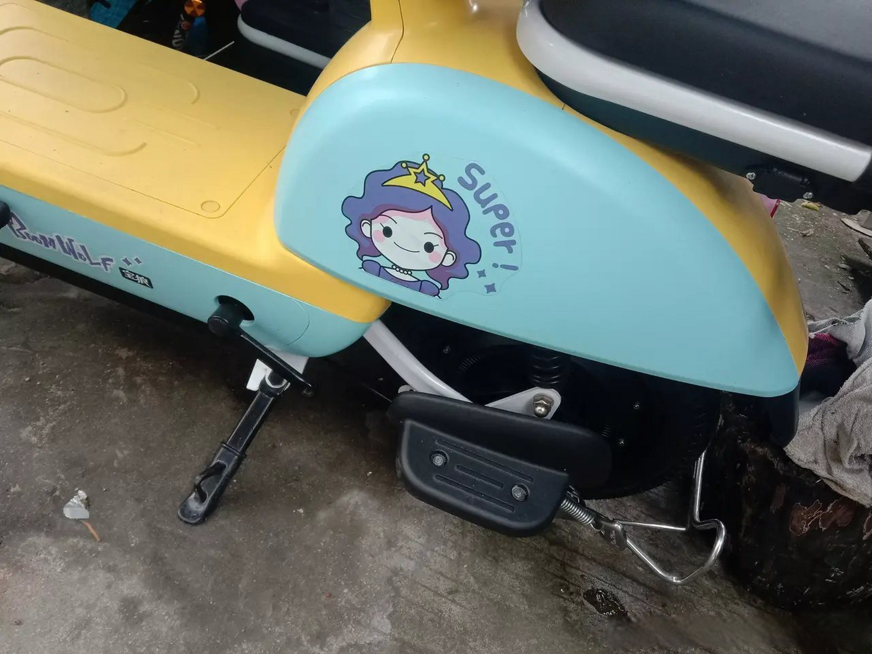 今天早上有一位美女电动车坏了,推行到我这来,就是轮胎爆了,我正在