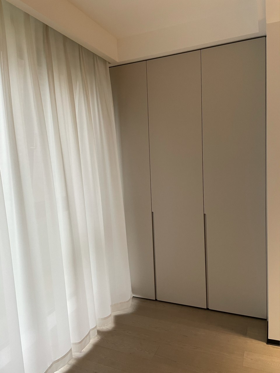 极简装修——通顶柜门铣槽无拉手 路过的小们能帮忙给我女儿弹钢琴的