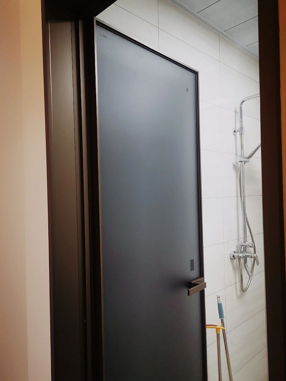 卫生间门选黑框白玻璃图片