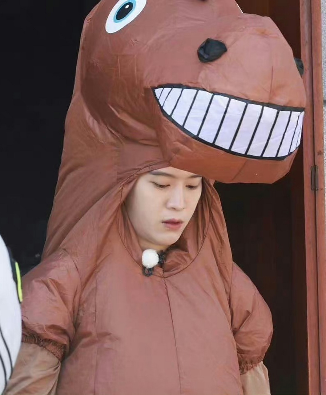 范丞丞cos的马好大# 范丞丞奔跑吧最新录制路透图来了,穿着马玩偶服