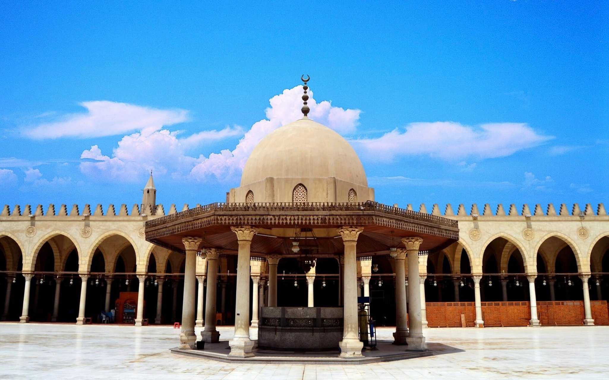 埃及9092阿姆尔清真寺:开罗的历史瑰宝 开罗,埃及繁华的首都,以其