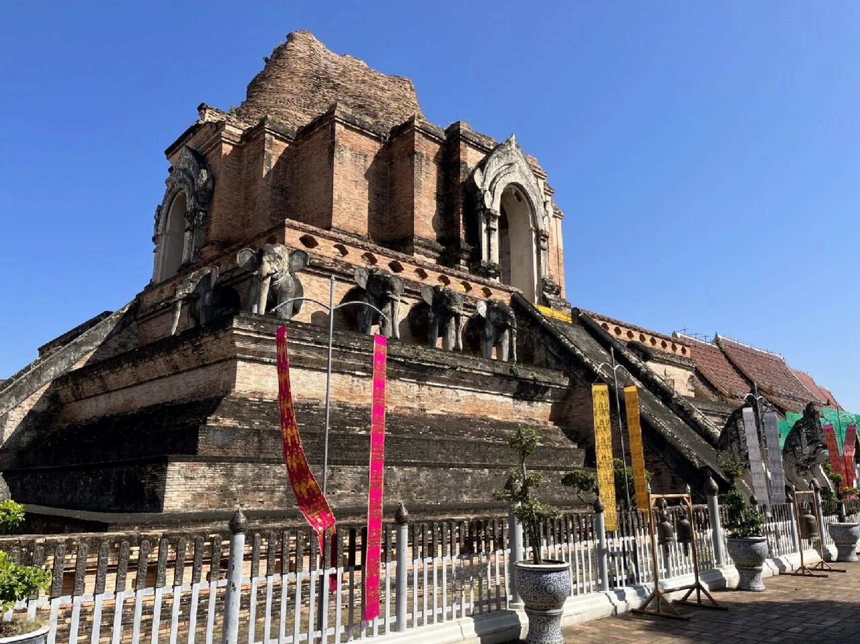 清迈小银庙 #清迈银庙# 本名叫素攀寺wat sri suphan,就在清迈古城