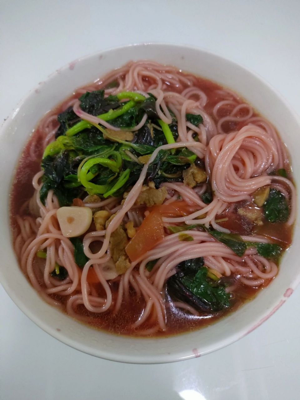 加水煮面,最后把菜放入面中.调料我放的比较简单,盐,生抽,一点点蚝油.